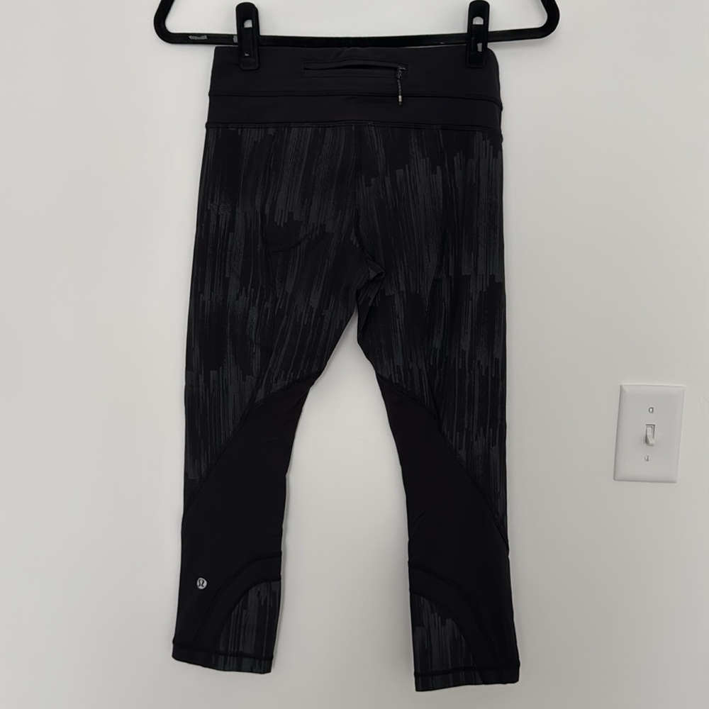 Lululemon Cropped Leggings, Black - Size 4 - Picture 3 of 6